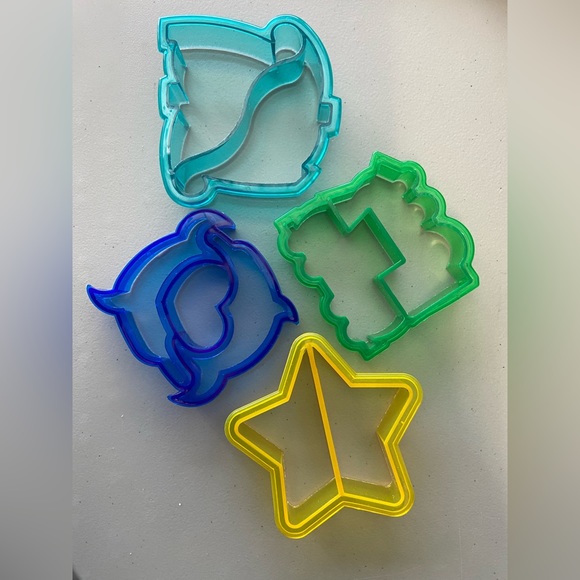 Kitchen Bundle Of 4 Multi Color Sandwich Shape Cutters Poshmark